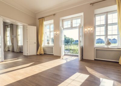 Immobilienfotografie München – Großzügiger Salon mit viel natürlichem Licht und großen Fenstern
