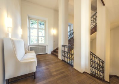 Immobilienfotograf München – Eleganter Flur mit schmiedeeisernem Geländer