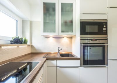 Immobilienfotografie München – Moderne Küche mit Holzarbeitsplatte