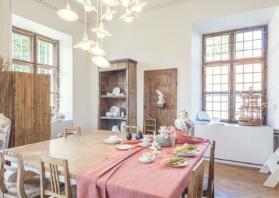 Professionelle Immobilienfotografie – Esszimmer mit antikem Geschirrschrank