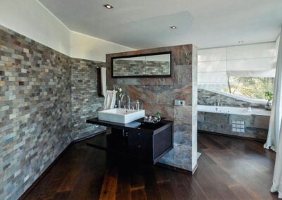 Professionelle Immobilienfotos – Elegantes Badezimmer mit moderner Steinwand