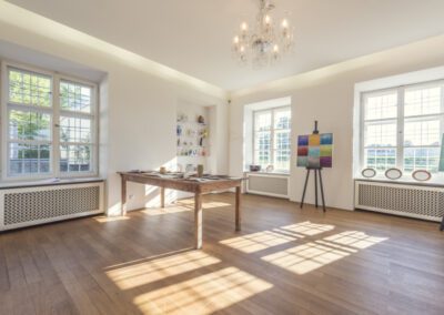 Professionelle Immobilienfotografie – Lichtdurchflutetes Wohnzimmer mit Holztisch in München