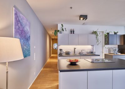 Immobilienfotografie München – Offene moderne Küche mit stilvollem Design