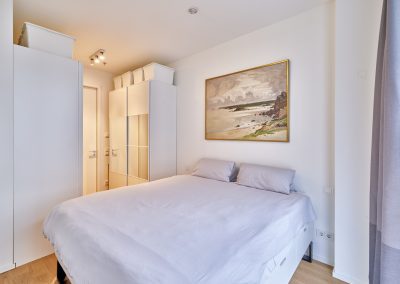 Immobilienfotograf München – Schlafzimmer mit Doppelbett, Wandkunst und minimalistischer Einrichtung