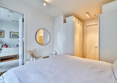 Immobilienfotograf München – Schlafzimmer mit Doppelbett, Spiegel und minimalistischer Dekoration
