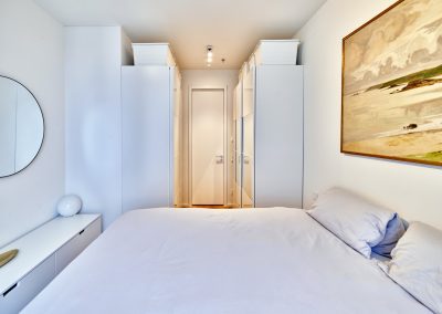 Immobilienfotograf München – Schlafzimmer mit Doppelbett, Einbauschränken und Wandkunst
