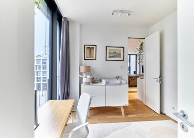 Immobilienfotograf München – Arbeitsbereich mit Schreibtisch, Kommode und Wandkunst