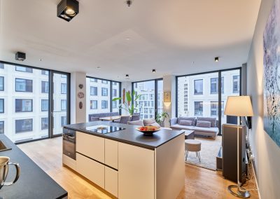 Immobilienfotografie München – Offener Wohn- und Essbereich mit modernem Stil