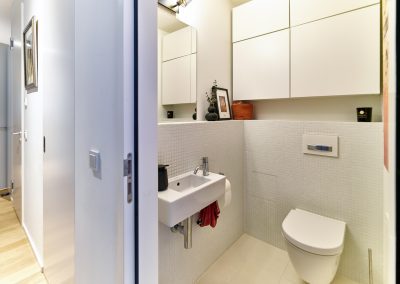 Immobilienfotograf München – Kleines Badezimmer mit dekorativen Elementen und Spiegel