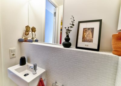 Immobilienfotograf München – Kleines Badezimmer mit dekorativen Elementen und Spiegel