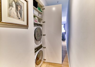 Immobilienfotograf München – Praktische Waschküche mit Einbauschränken und Waschmaschinen