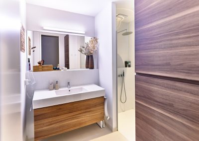 Immobilienfotograf München – Modernes Badezimmer mit Holzwaschtisch und Regendusche