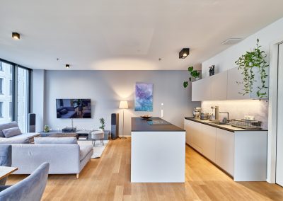 Immobilienfotograf München – Großzügiges Wohnzimmer mit bodentiefen Fenstern