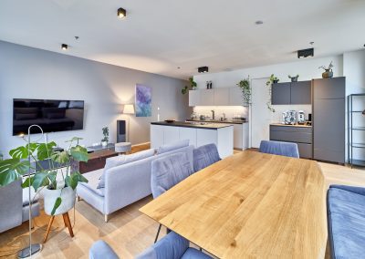 Immobilienfotograf München – Essbereich mit Holztisch und moderner Dekoration