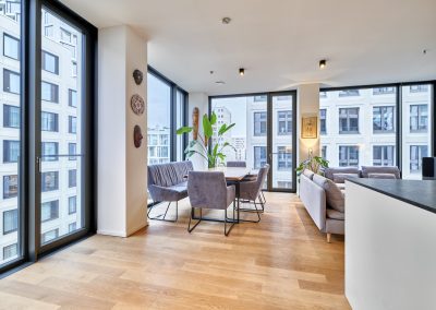 Immobilienfotograf München – Essbereich mit Panoramafenstern und moderner Einrichtung